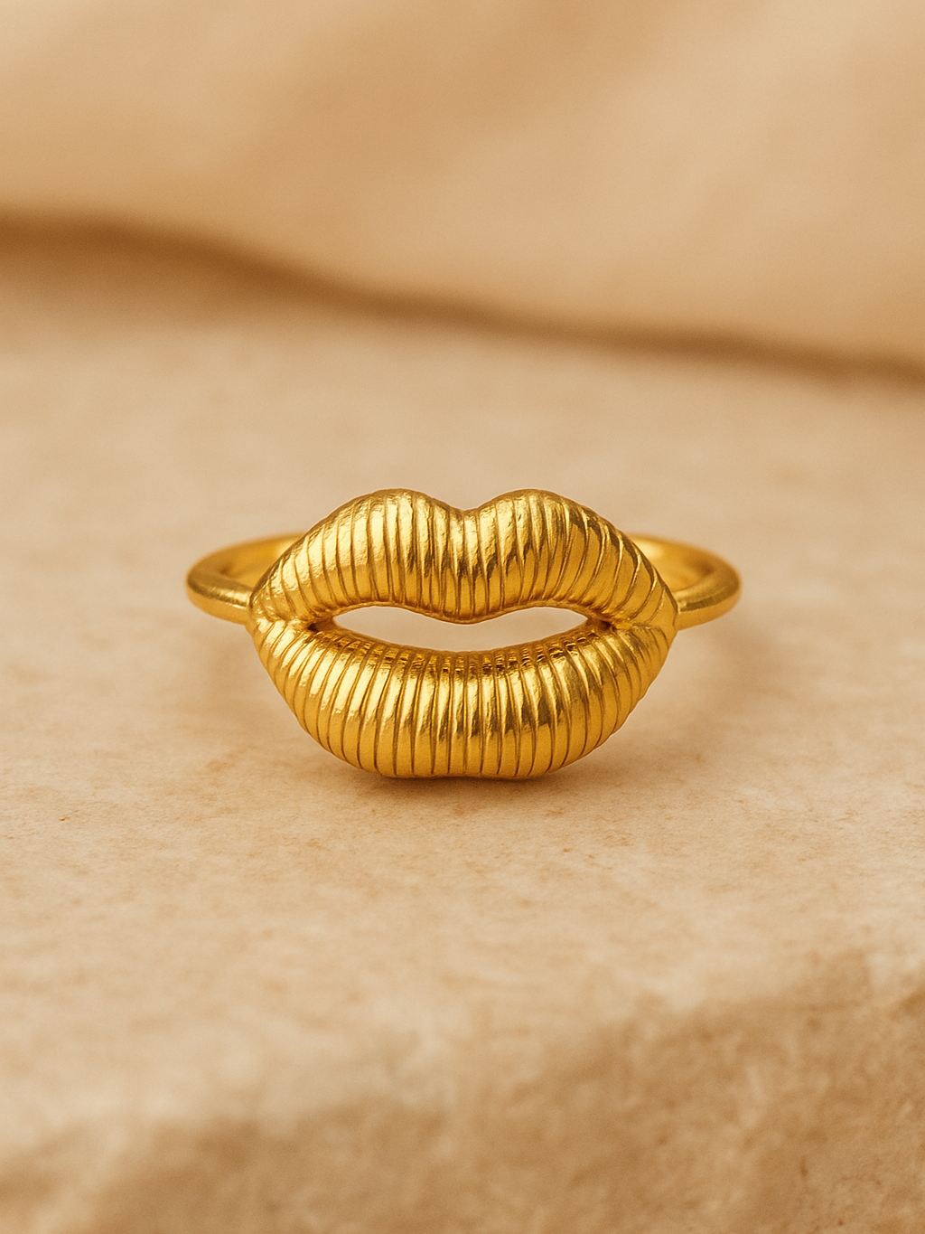 Hug Ring - Anti-Tarnish Ring
